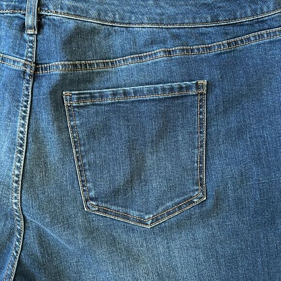 Lane Bryant Flex Magic Waistband Signature fit Mid Rise Boyfriend Midi Short 18 - Picture 4 of 9